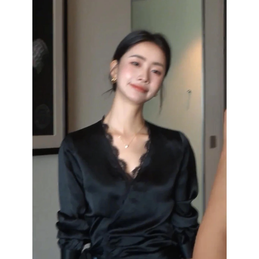 法式优雅蕾丝边V领衬衫女春秋新款高级感休闲收腰显瘦短款上衣潮