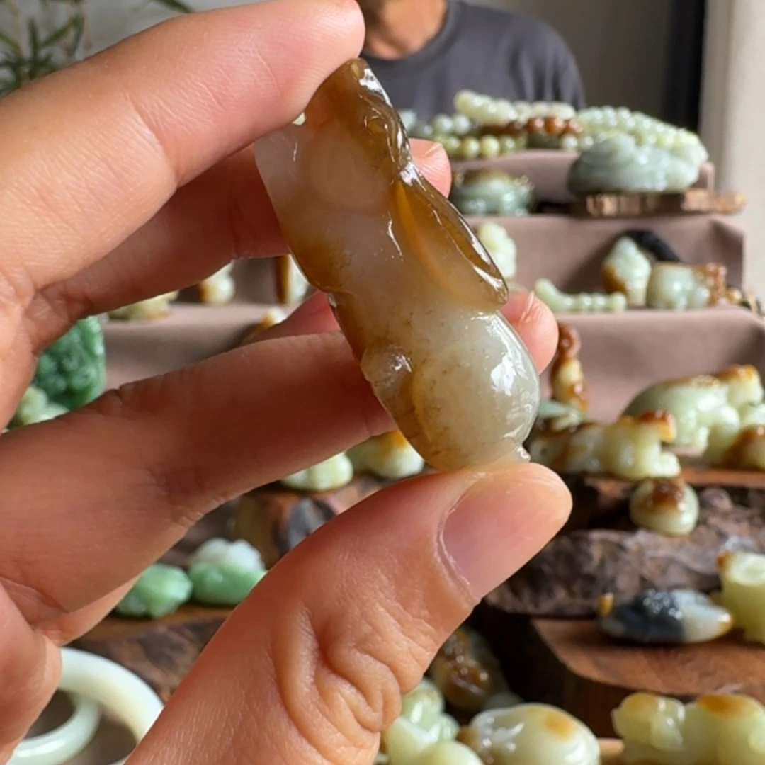 颈饰未镶嵌和田玉（糖玉）