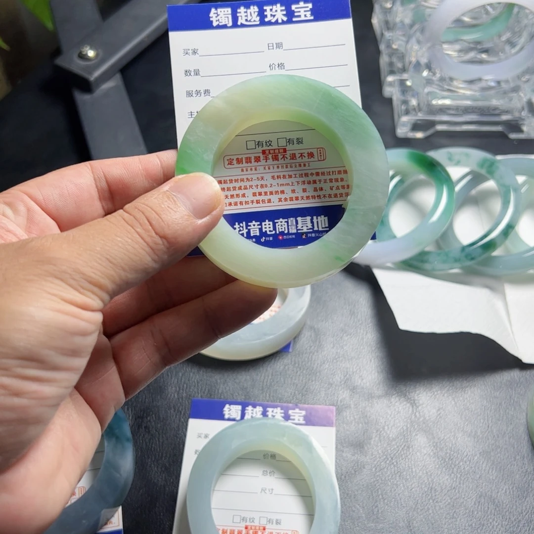 ****呀未镶嵌天然翡翠手镯定制翡翠