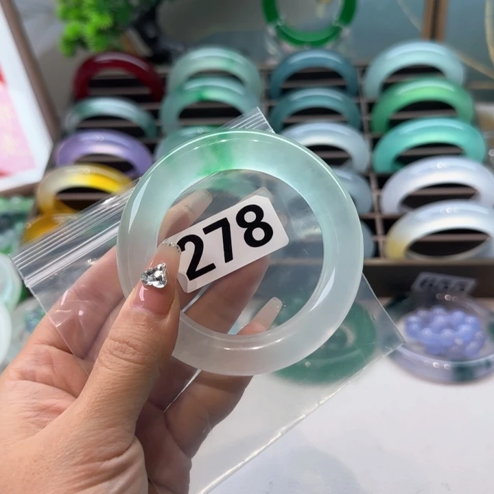 玉小****.时尚飘花手镯278