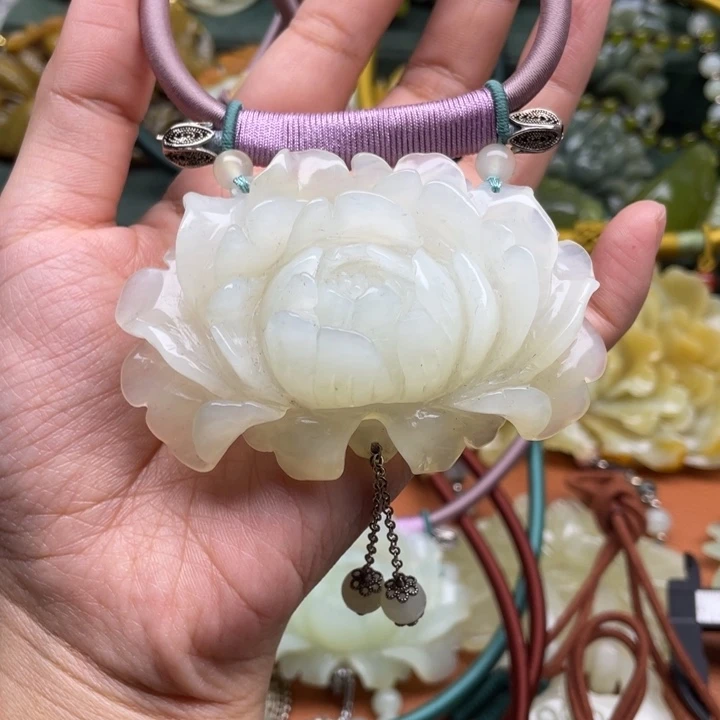 蛇纹石玉吊坠合金