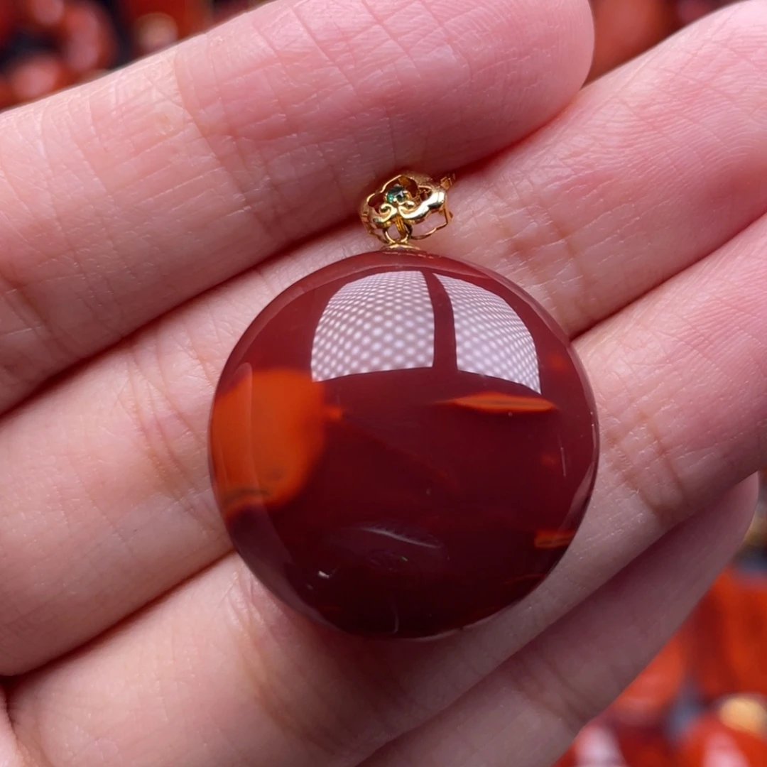 南红玛瑙18K金镶嵌珠宝奇石圆牌吊坠