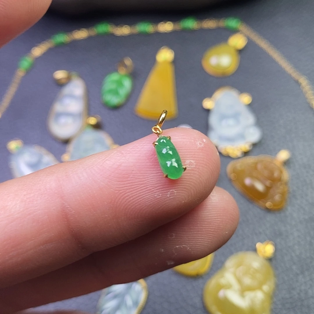 颈饰18K金镶嵌翡翠