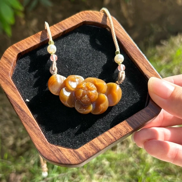 和田玉老红糖莲花吊坠