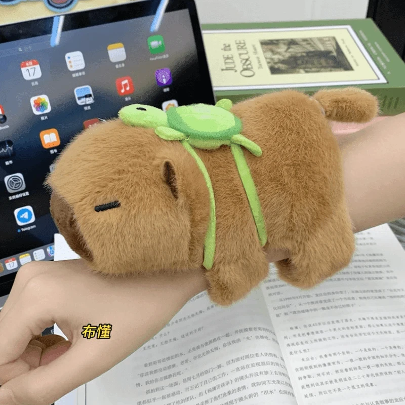 拉线摇尾巴可爱卡皮巴拉公仔小乌龟背包啪啪圈毛绒玩具礼物送女友
