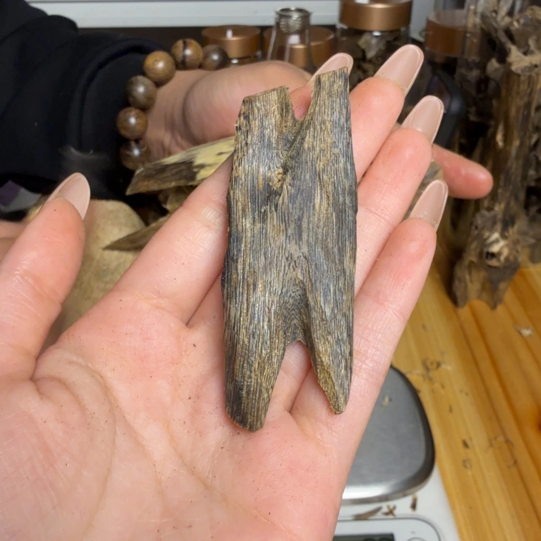 沉香蓝宝石颗粒8.8克