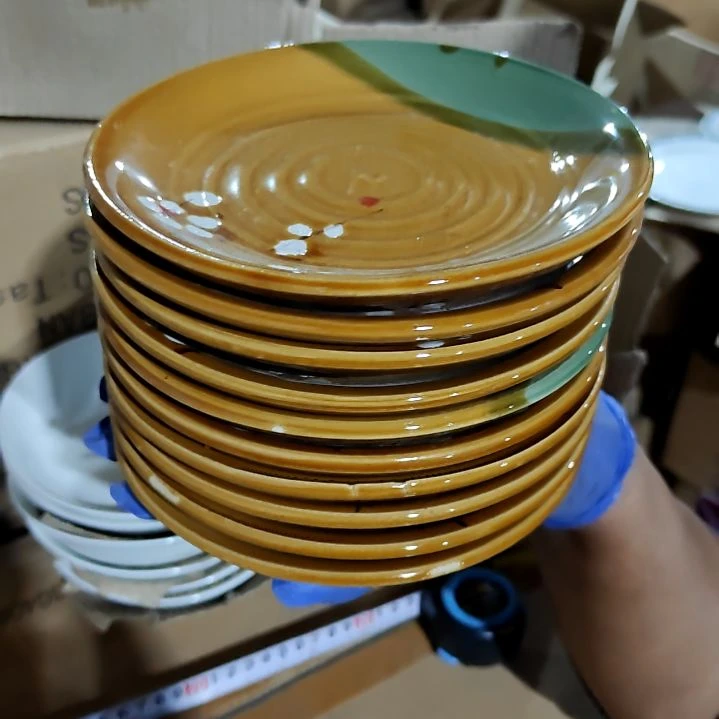 瓷片盘子碗茶壶啥都有
