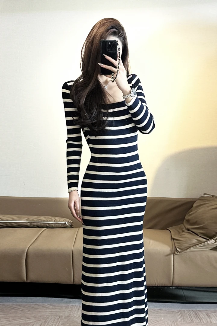 2025春秋新品条纹针织连衣裙女U领长袖纯欲撞色打底气质包臀长裙