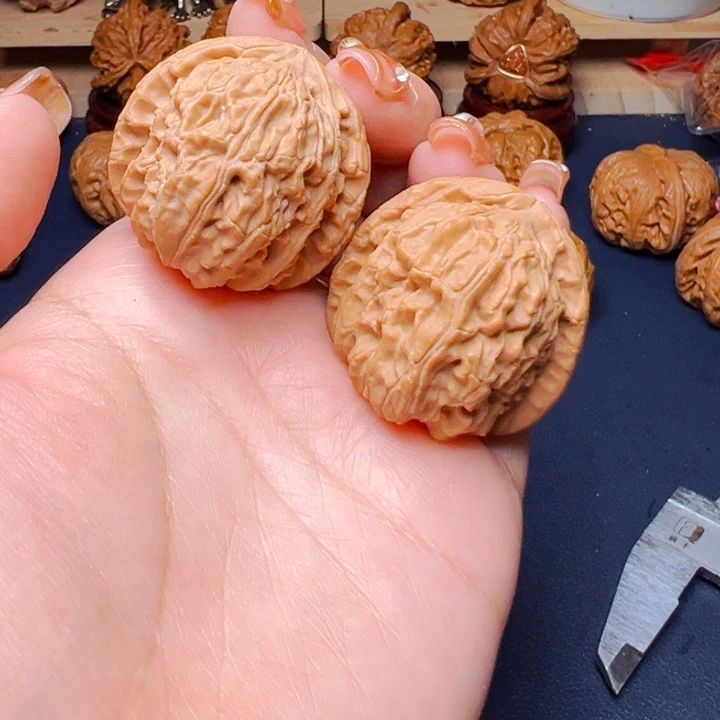 文玩核桃吊坠三角白37