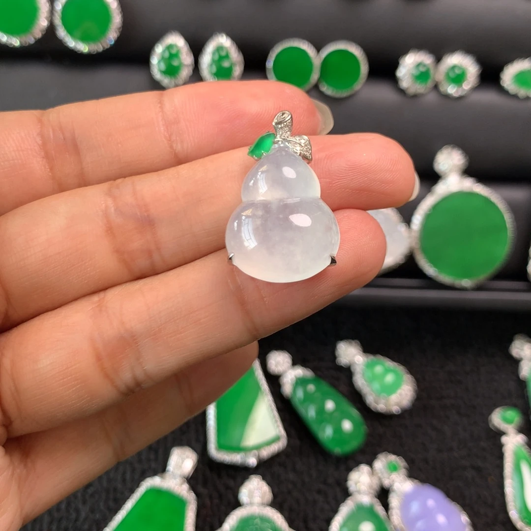 翡翠18K金镶嵌颈饰吊坠