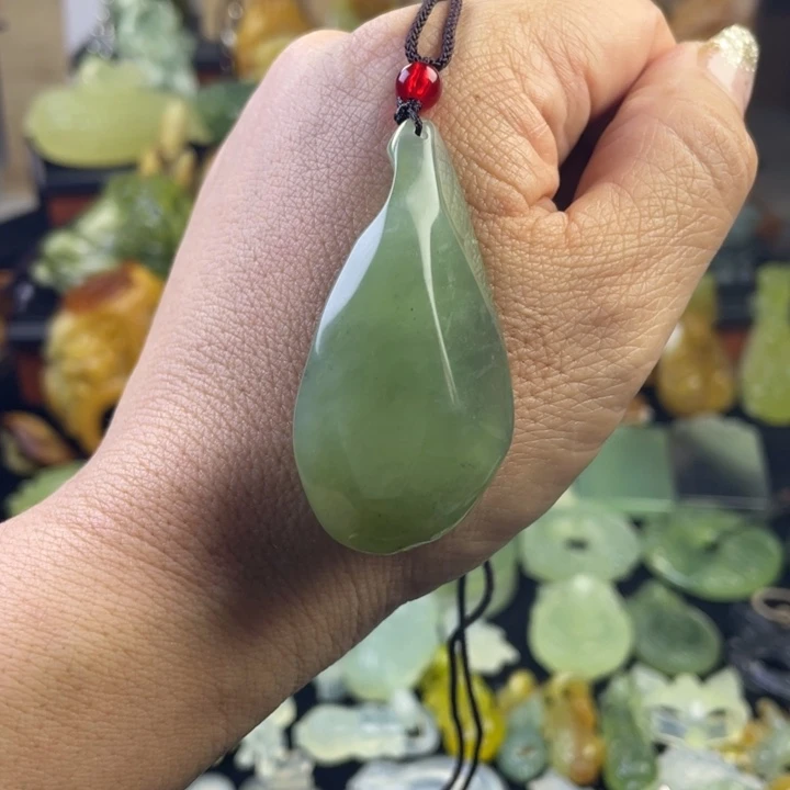 蛇纹石玉颈饰合金