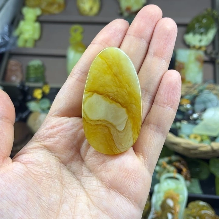 愛***己蛇纹石玉未镶嵌颈饰