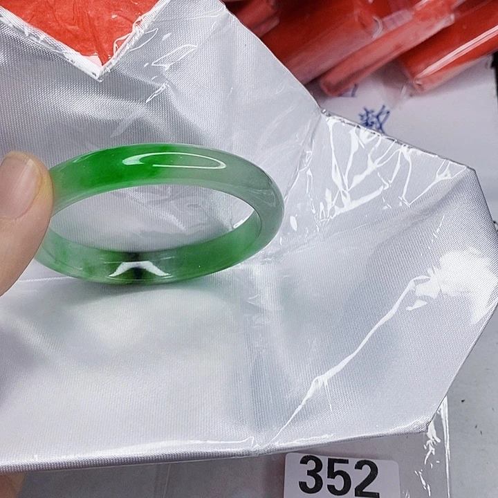 翡翠未镶嵌手镯一图一物实物为准（微瑕处理）
