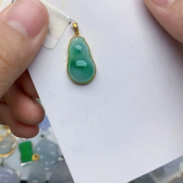 翡翠18K金镶嵌颈饰葫芦