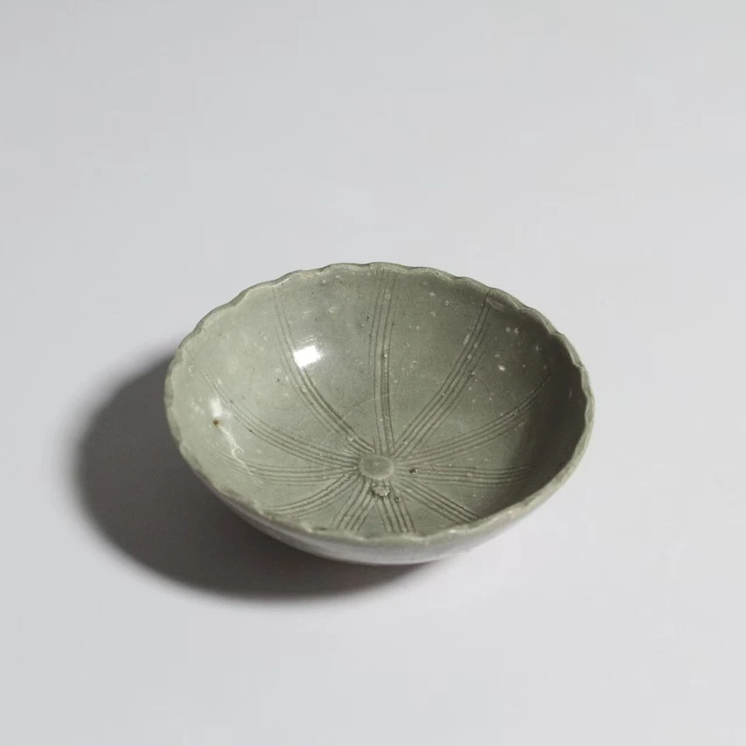 （5）青釉花口茶盏