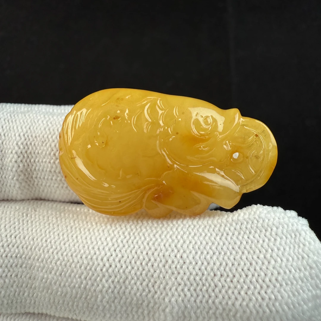 Y6265天然蜜蜡制品 微瑕雕刻鱼18*31mm 一物一图假一罚十