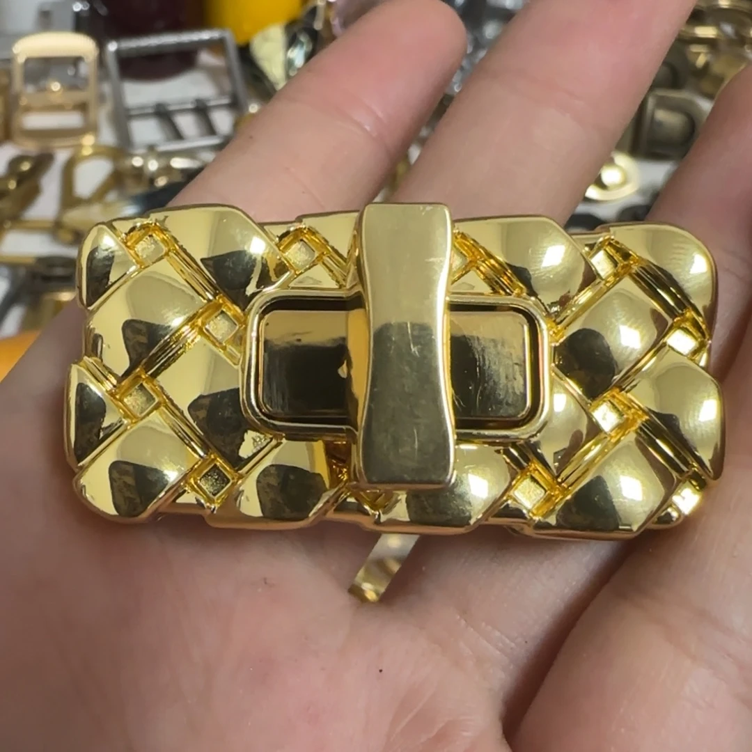 金色扭锁8元一个.满30元发货
