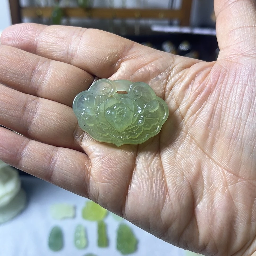蛇纹石玉未镶嵌颈饰