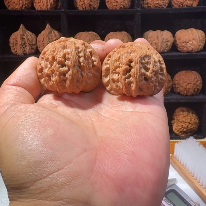 文玩核桃吊坠44白狮子