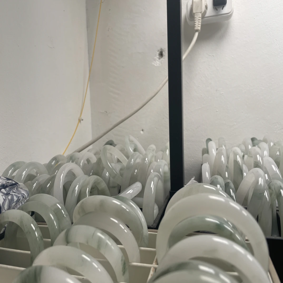 精品好货新疆天山翠玉半山水冰飘花晕染种手镯多样性发货发其一
