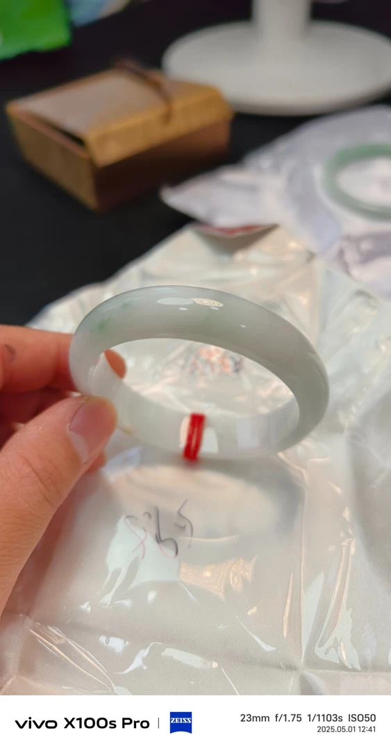 缅甸天然A货翡翠糯化底飘绿花正圈手镯59
