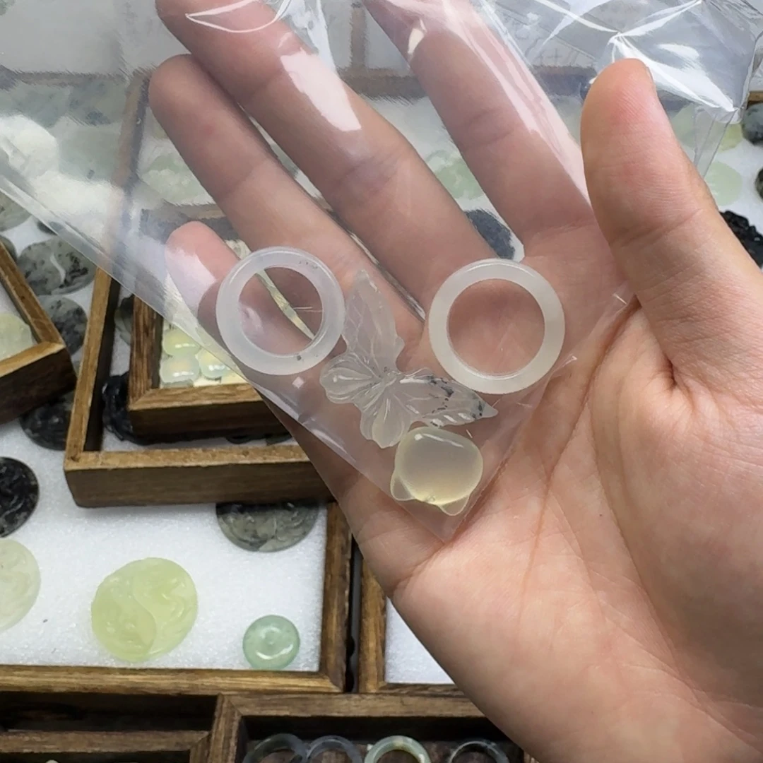 小***'蛇纹石玉未镶嵌吊坠