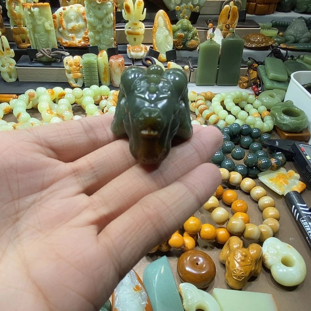 玉***人透闪石质玉未镶嵌手串