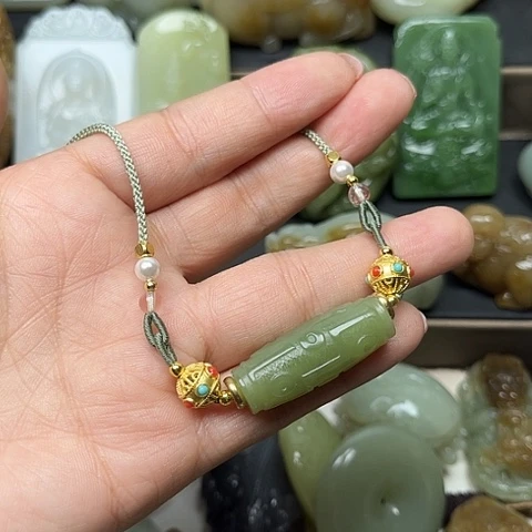 颈饰未镶嵌和田玉龍**人