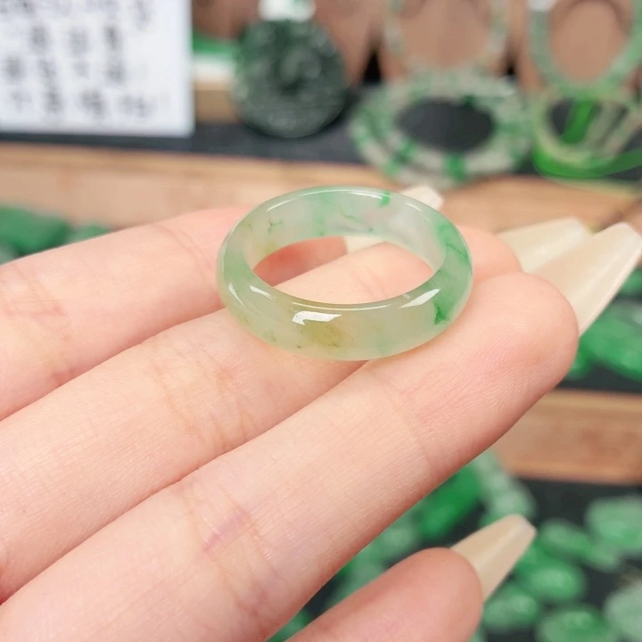 石英质玉（非洲翠）未镶嵌颈饰