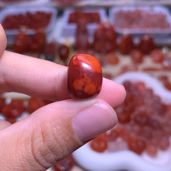 南红玛瑙未镶嵌珠宝半成品牛血随型