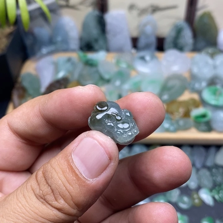 翡翠未镶嵌颈饰貔貅