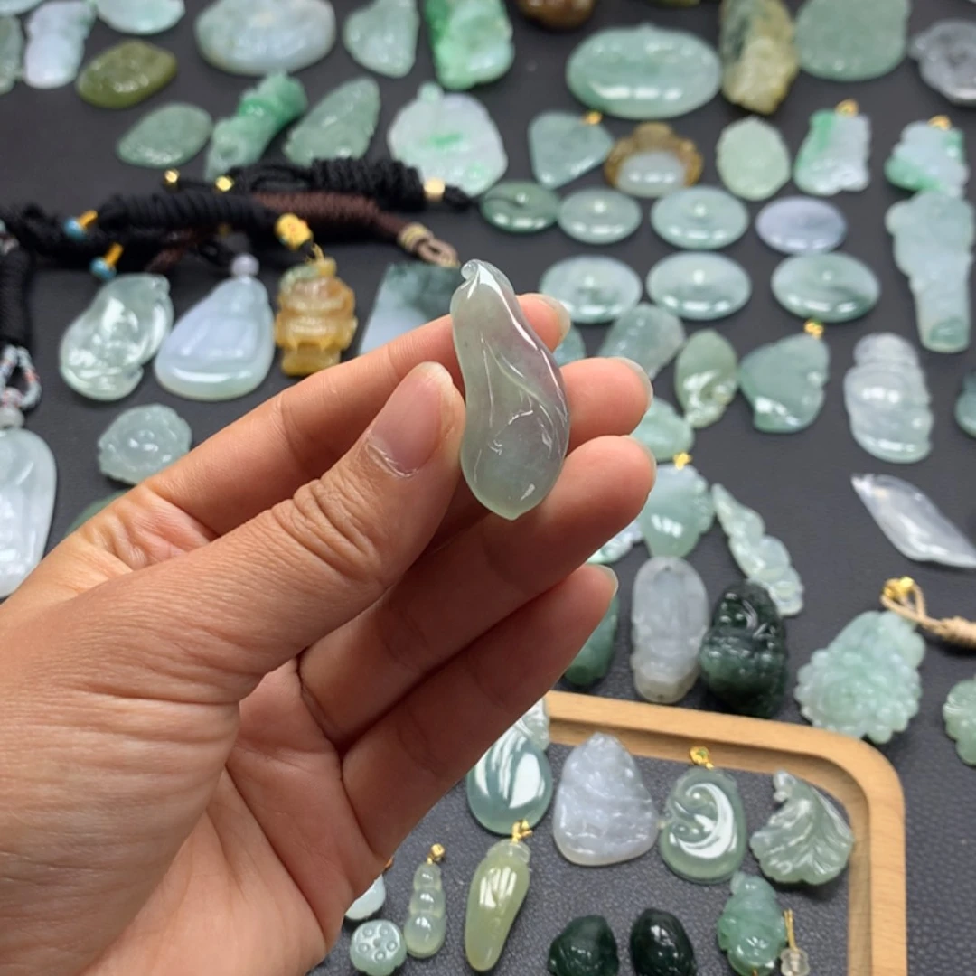 翡翠颈饰未镶嵌玉兰花
