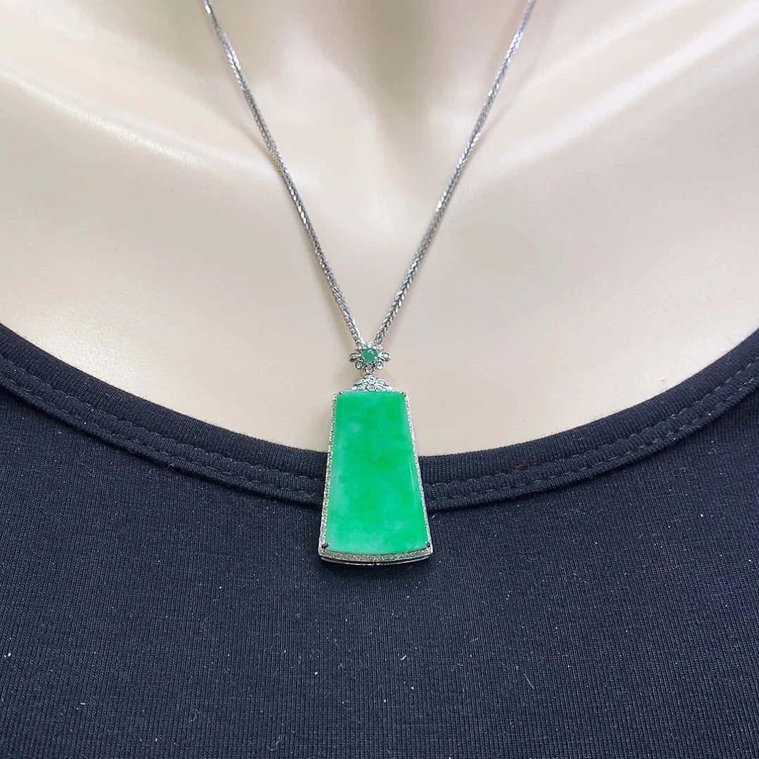 翡翠颈饰18K金镶嵌无事牌