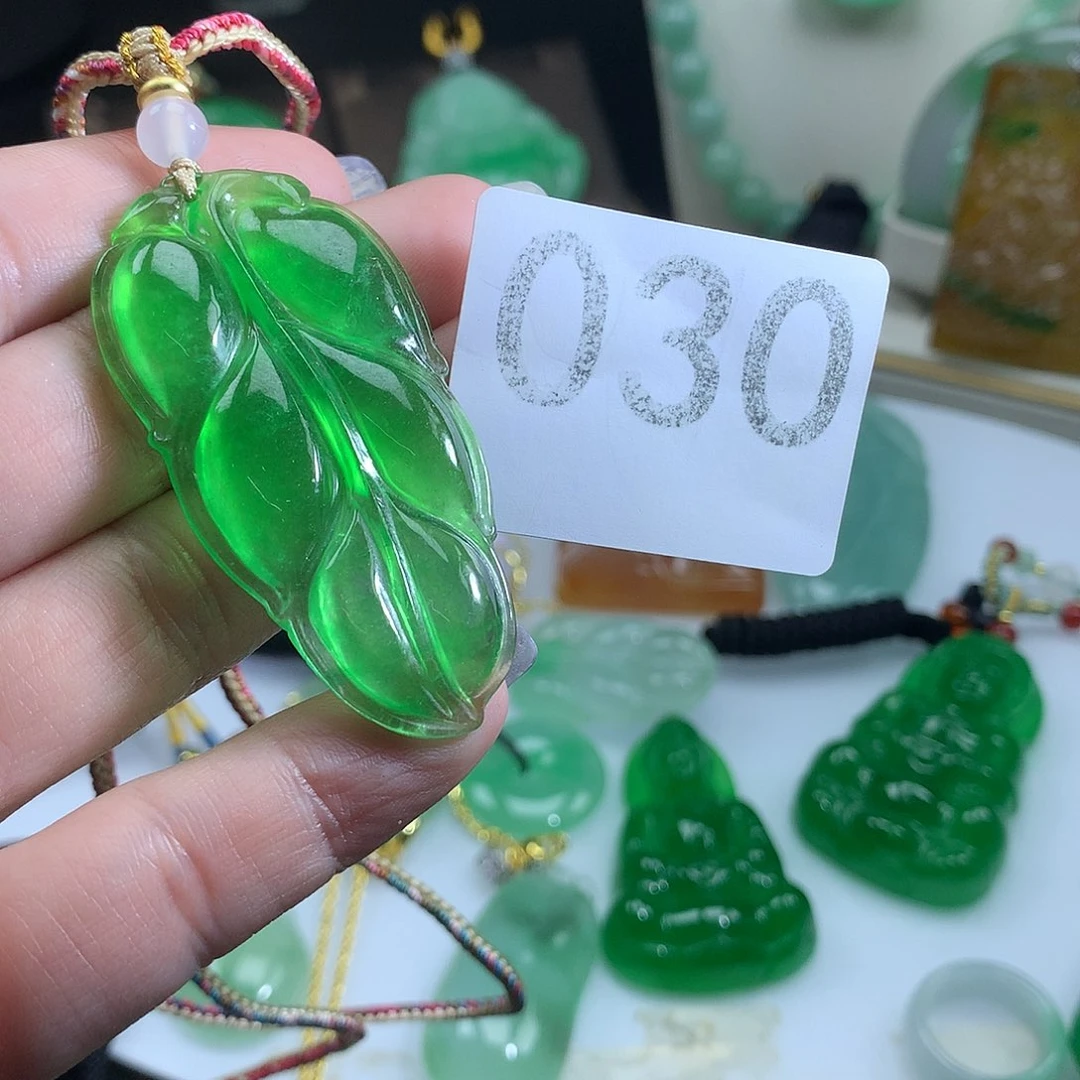 翡翠未镶嵌吊坠(赠链)