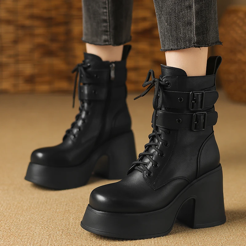小个子高跟靴子女10cm粗跟厚底皮带扣机车短靴显瘦百搭黑色马丁靴