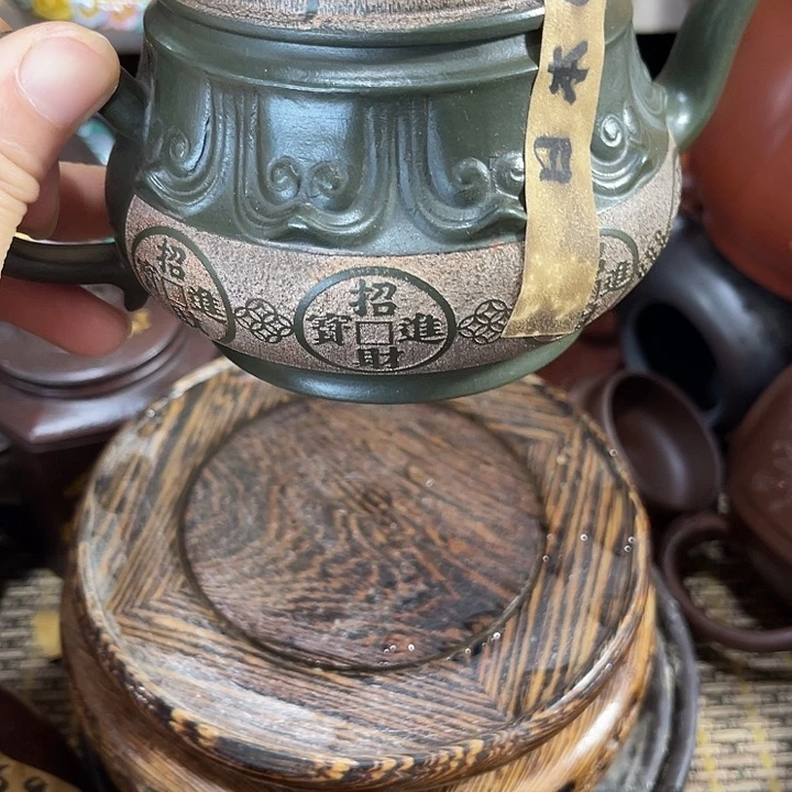 张***子茶壶紫泥原矿泥料手工制作的一把紫砂壶。