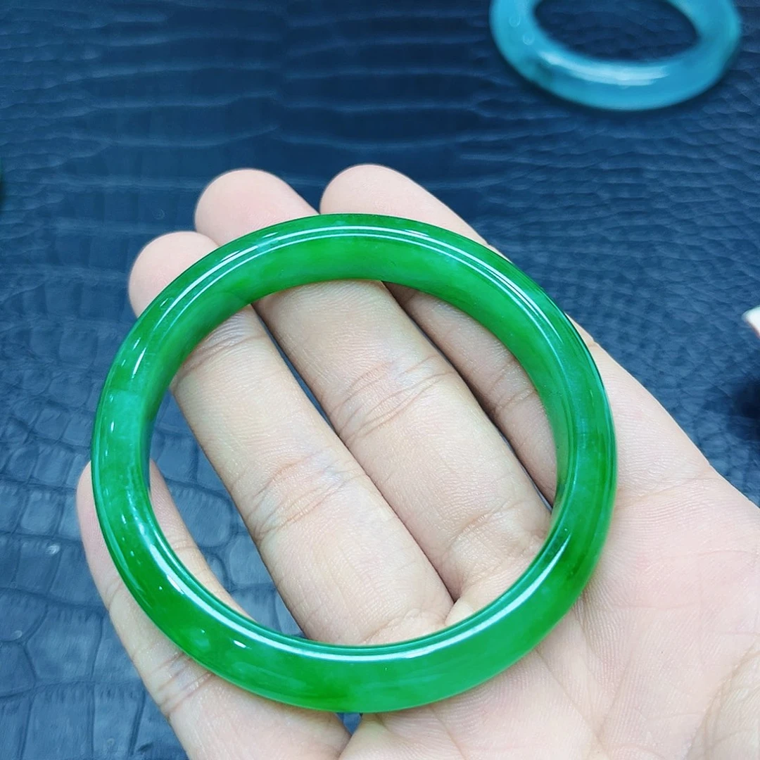 翡翠手镯未镶嵌多样性