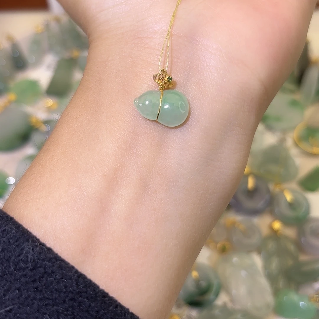 翡翠18K金镶嵌颈饰葫芦