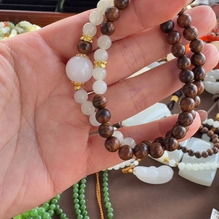 C***W和田玉未镶嵌颈饰