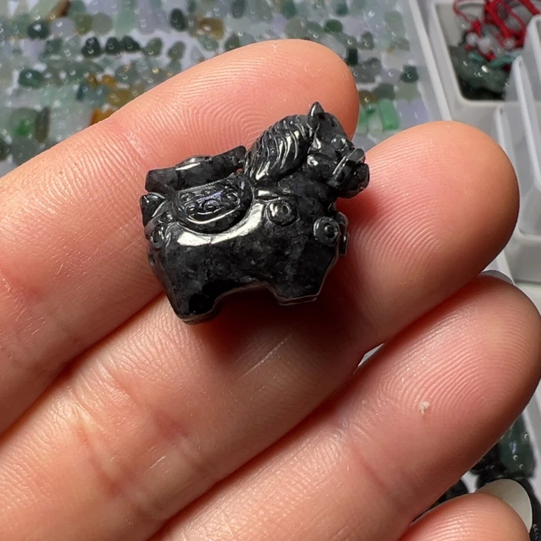 翡翠未镶嵌颈饰乌鸡小马吊坠一个100块