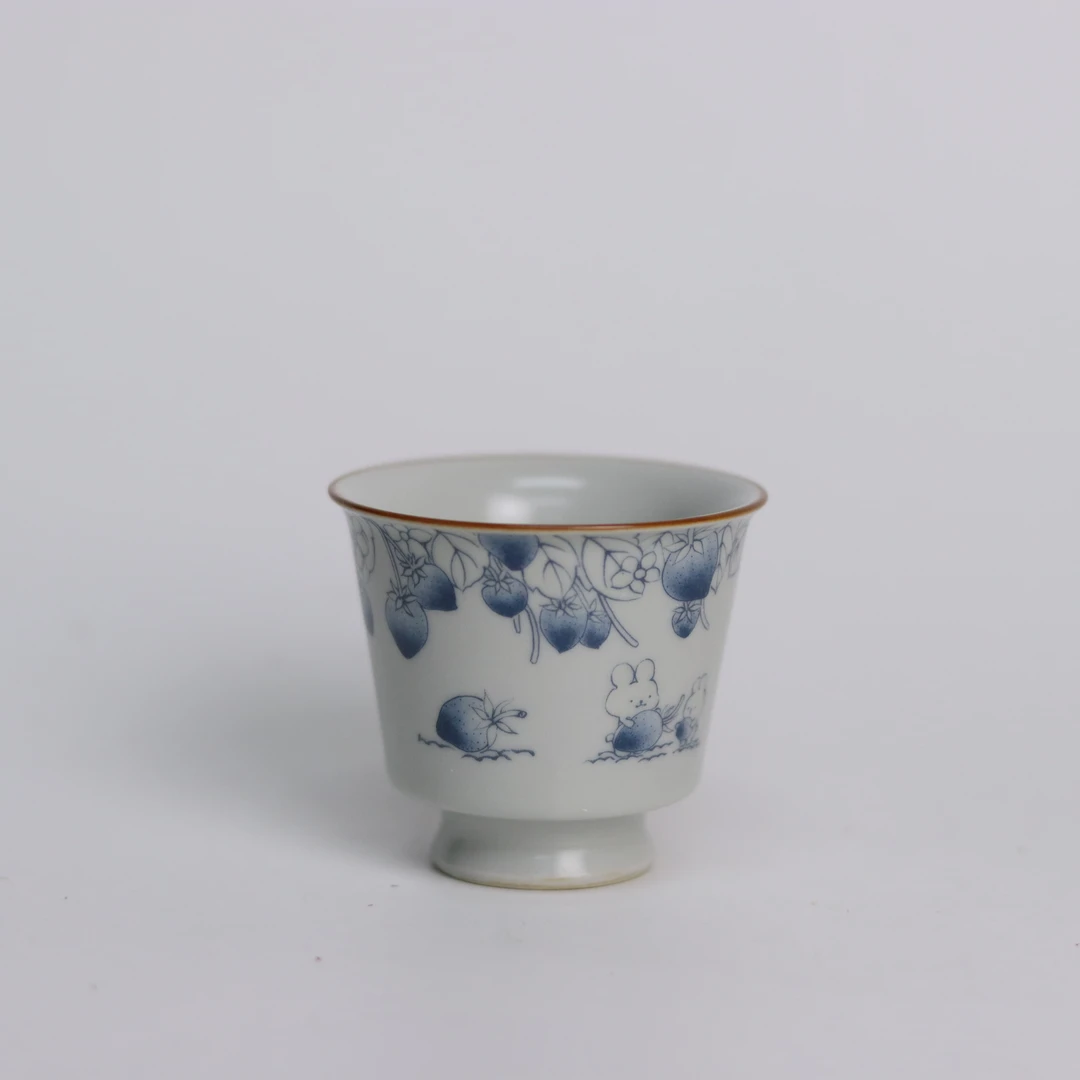 4月新077仿古青花系列草莓兔高足直杯