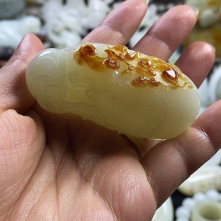 和田玉未镶嵌把件