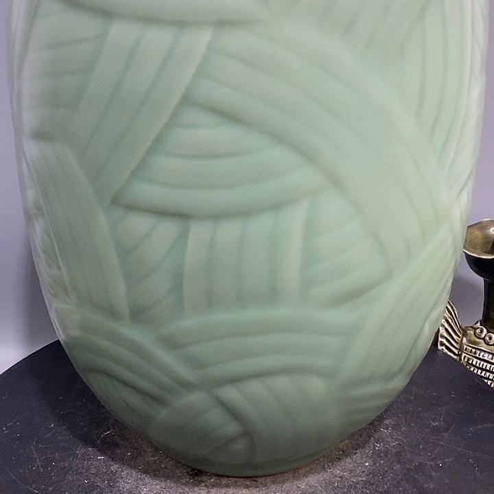 V***画龙泉窑橄榄瓶造型美观