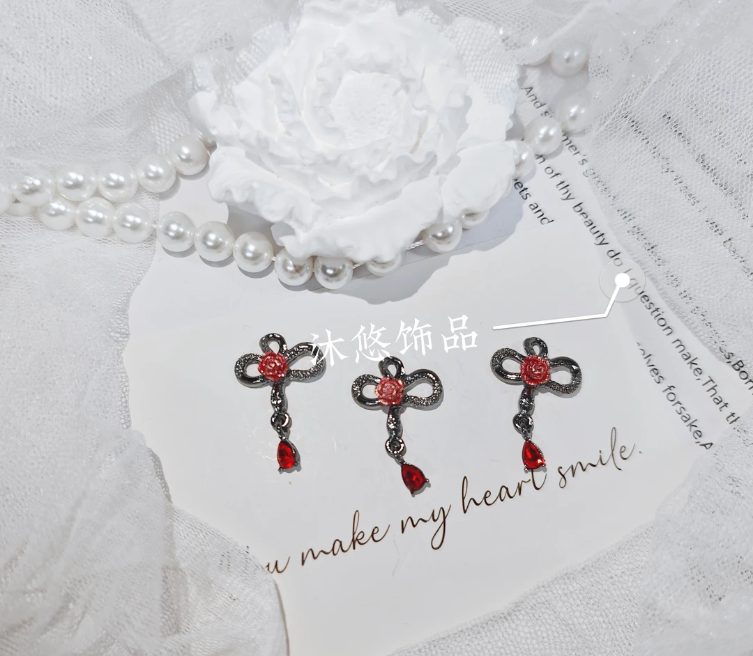 <  沐悠饰品.diy >  P435 黑红色蛇年玫瑰花提溜新款保色挂坠diy