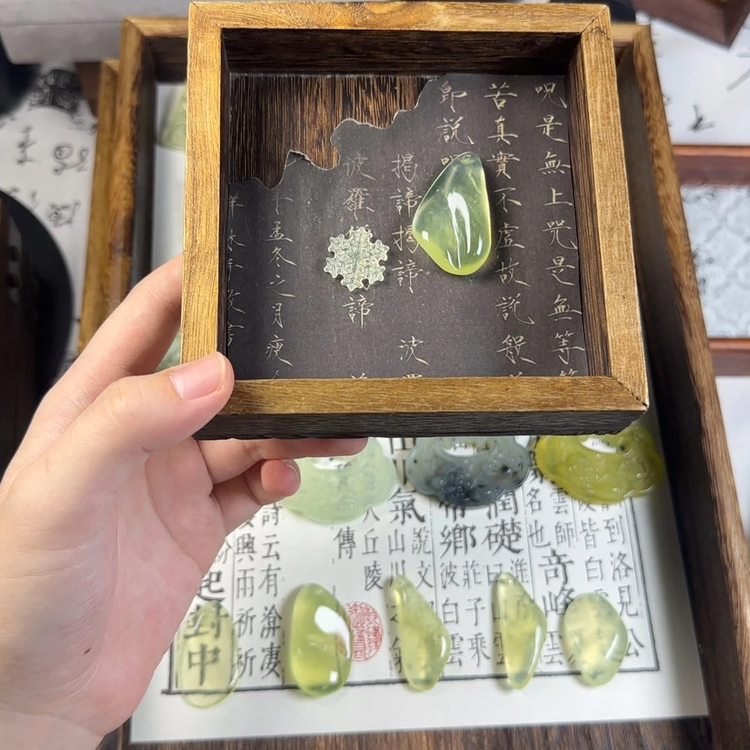 白***猫蛇纹石玉合金颈饰