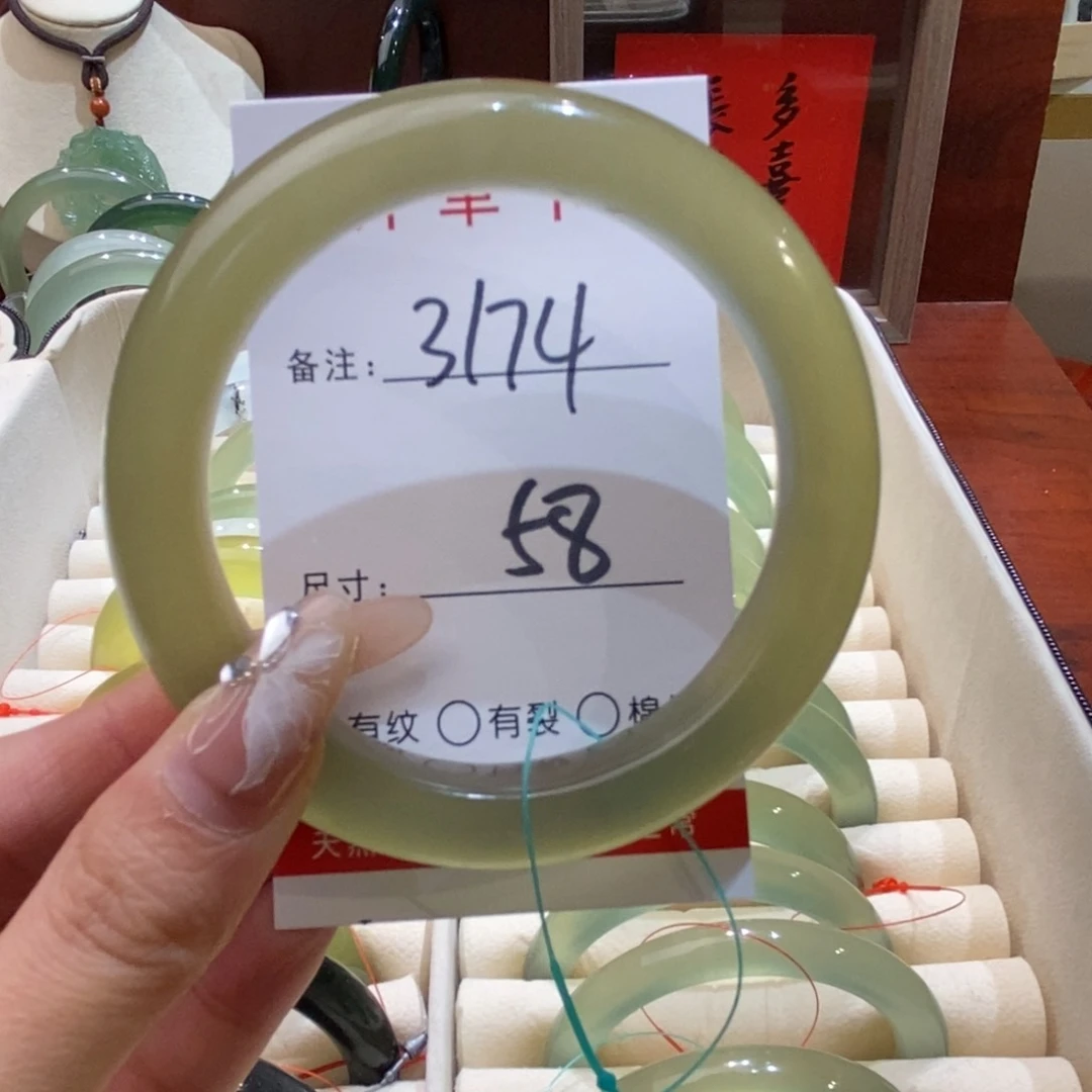 【闪购商品】蛇纹石玉手镯未镶嵌别*余