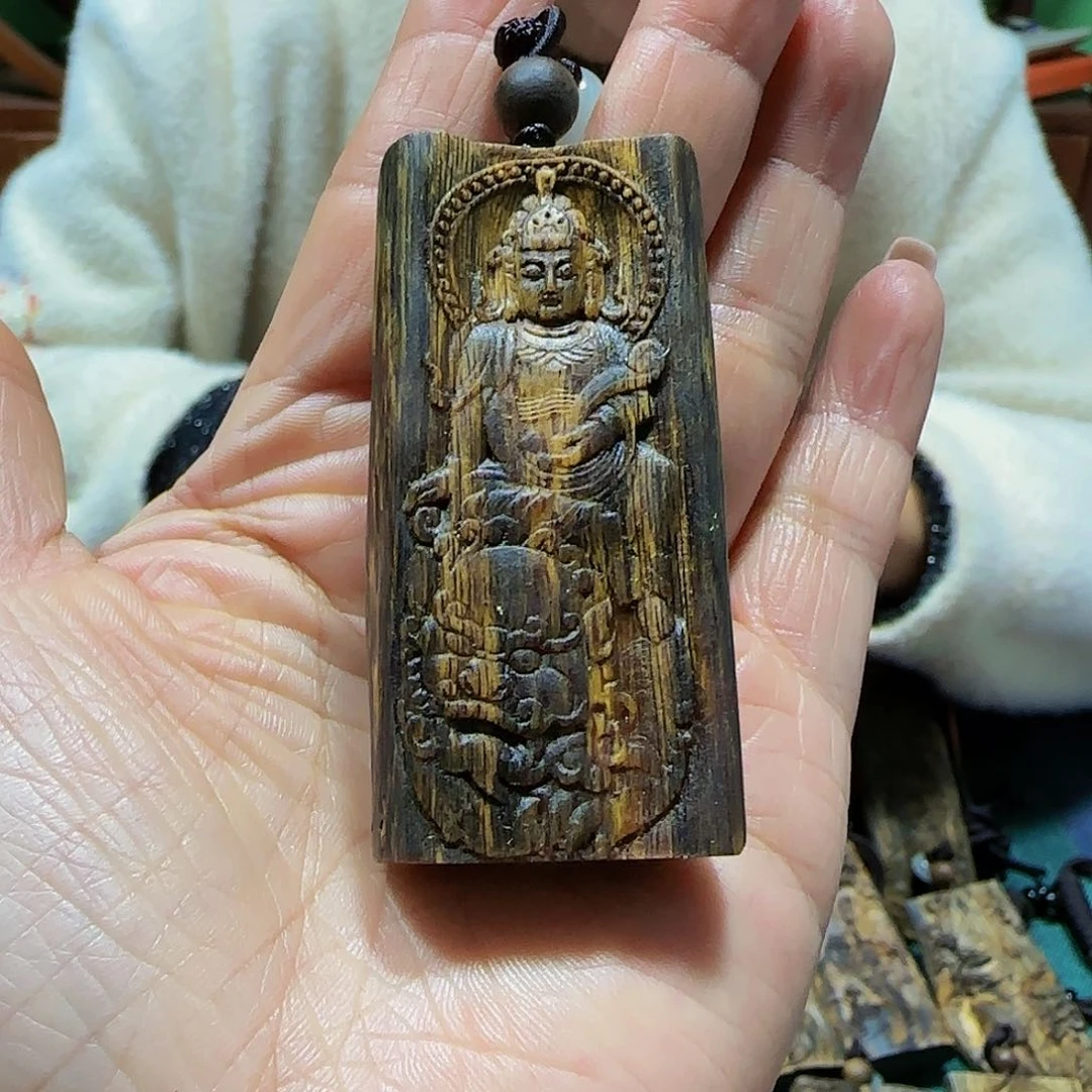 沉香吊坠海南白奇乌身金丝油雕刻文殊带绳21克