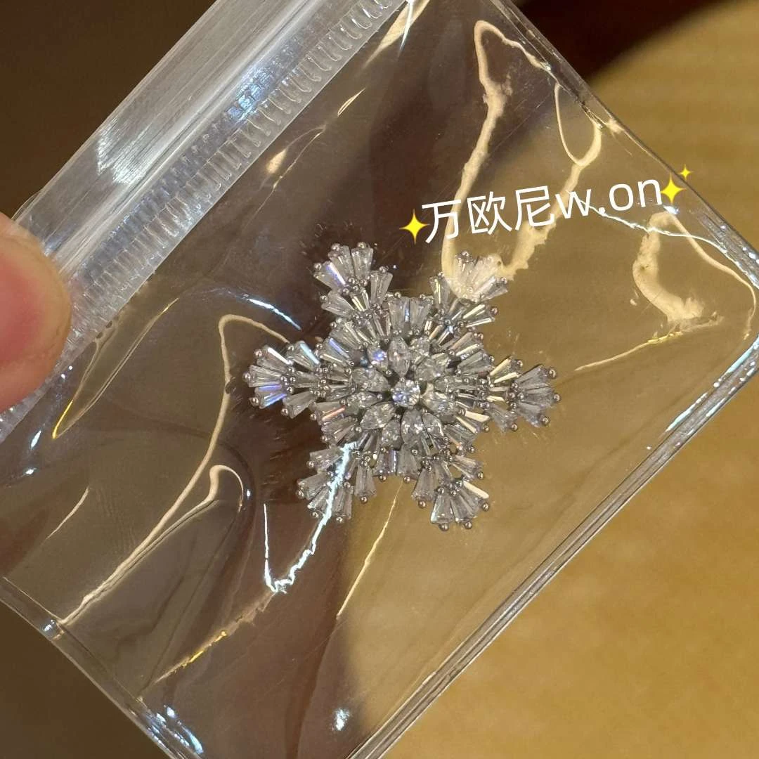 铜合金合成锆石胸针 CHANGE x 磁吸雪花胸针 时尚轻奢手工 弧