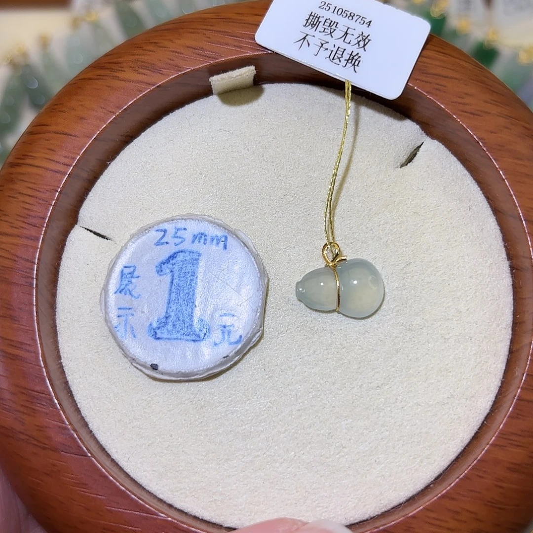 翡翠18K金镶嵌颈饰葫芦