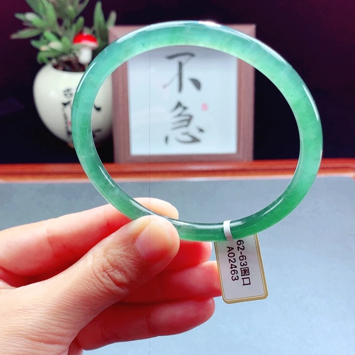 未镶嵌手镯翡翠圆镯
